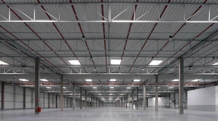 Große Industriehalle mit moderner Hallenheizung von Eparat zur effizienten Beheizung großer Räume.